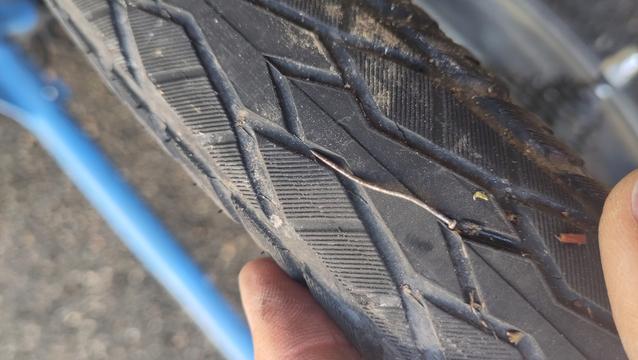 La dite épingle posée sur le pneu, elle est entière, longue de plusieurs centimètres