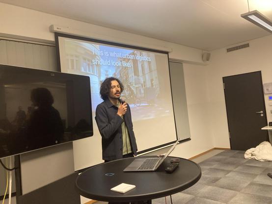 Patrick Nicklaus speaking at Geomob Berlin 19 Nov 2025