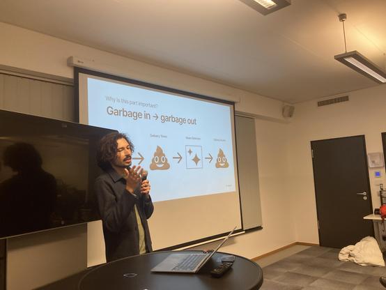 Patrick Nicklaus speaking at Geomob Berlin 19 Nov 2025