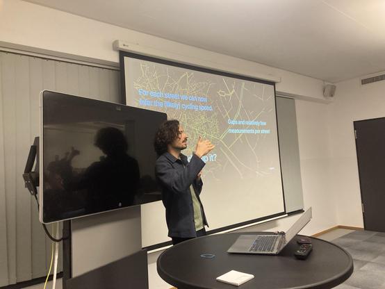 Patrick Nicklaus speaking at Geomob Berlin 19 Nov 2025