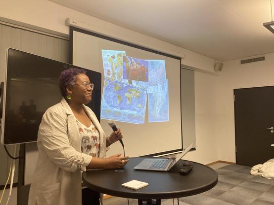 Alana Belcon speaking at Geomob Berlin 19 Nov 2025