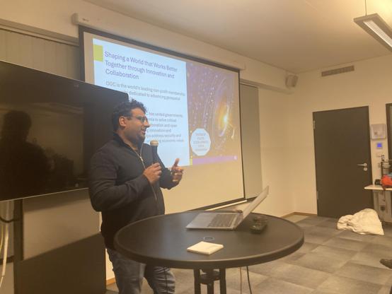 Muthu Kumar speaking at Geomob Berlin 19 Nov 2025