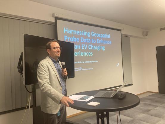 Alexander Lehmann speaking at Geomob Berlin 19 Nov 2025