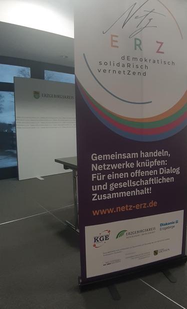Aufsteller des "Netz ERZ", im Hintergrund das Logo des Erzgebirgskreis.