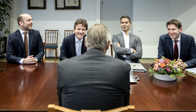 Buma met vier formerende mannen