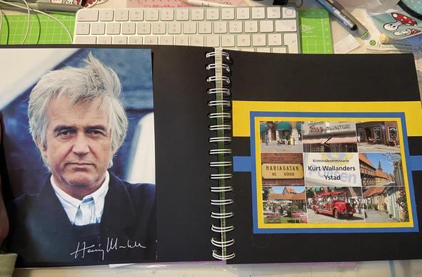 Fotoalbum. 
Links: Autogrammkarte des Schriftstellers Henning Mankell, der die Krimis mit Kommissar Kurt Wallander geschrieben hat.
Rechts: Eine Postkarte mit verschiedenen Ansichten aus Ystad, wo die Krimis spielen. Text auf der Karte: Kurt Wallanders Ystad.