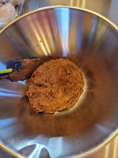 Rvs bak met geroerzeefde mispels. (Dus ontdaan van pitten en velletjes)