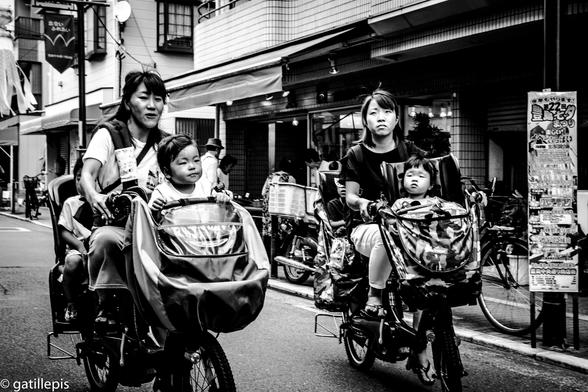 Dues mares amb bicicleta, cadascuna, on porten els seus fills. Aquestes bicicletes al Japó s'anomenen mama-charis.