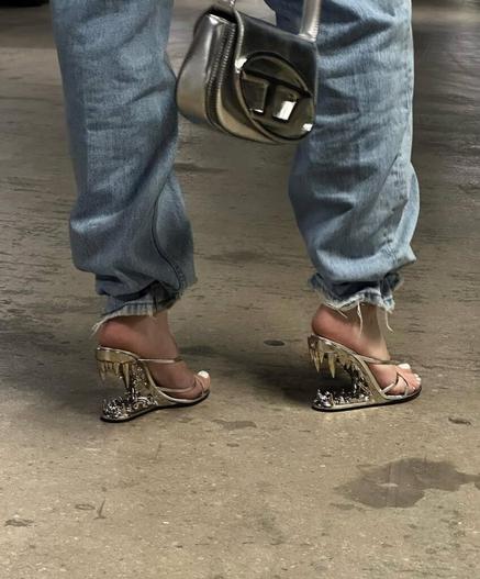 Aysujue (beyaz ojeli nefis ayakları😋🥵)