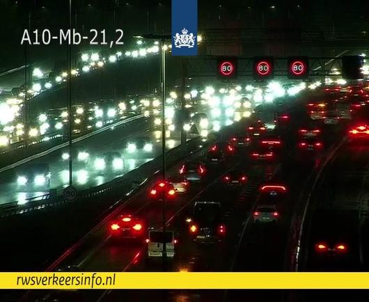 Donkere A10 waar veel auto's in de file staan