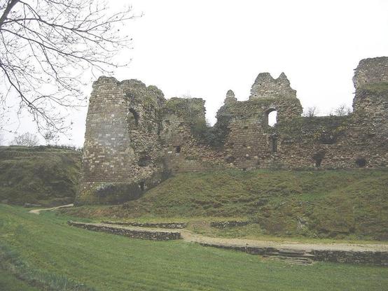 Restes du château du Guildo à #Créhen (#CôtesDArmor) Construction XIVe siècle. Château du Guildo (restes) : inscription par arrêté du 25 juin 1951.
Suite 👉 https://monumentum.fr/monument-historique/pa00089069/crehen-restes-du-chateau-du-guildo
#Patrimoine #MonumentHistorique
Photo CC-BY-SA 4.0 : Auteur inconnu
