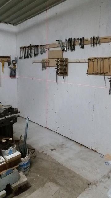 Traccia del laser sul pannello che sorreggerà lo scaffale.
Da lì poi parto con le altre misure, ma almeno so che è in piano.