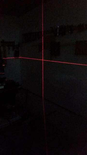 Traccia laser con la luce spenta per vederla meglio nella foto.