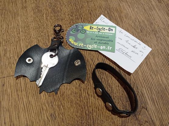 Porte-clé en pneu recyclé, en forme de chauve-souris. J'y ai accroché ma clé.
La bestiole est accompagnée d'un bracelet en bonus, de la carte de Re-Cycle-On, et d'un petit message d'accompagnement de Stéphanie.