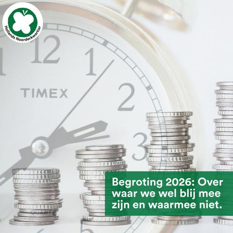 Foto van 4 stapels zilveren munten van oplopende hoogte met daar achter een ouderwetse wekker. Rechts onderin witte tekst op een groen vlak: Begroting 2026. Over waar we blij mee zijn en waarmee niet.