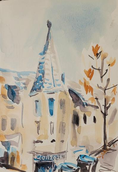 Aquarellskizze: ein Eckhaus mit spitzem Türmchen an einer Straße,  ein Baum mit wenigen rotbraunen Blättern