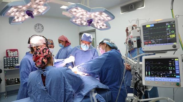 Medicos en quirofano