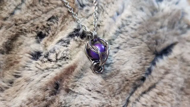 Pendentif utilisant la même méthodre de construction, avec une perle violette.