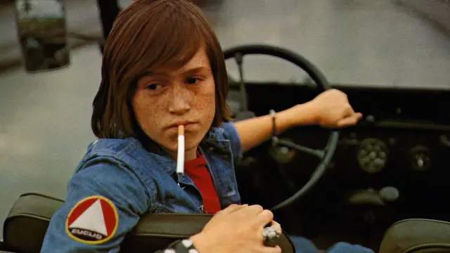 Uwe Bohm am Steuer eines geklauten Geländewagens. (Bild: NDR/Hark Bohm)