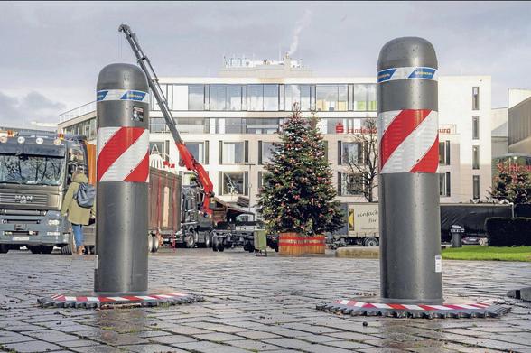 Zwei schwere Aufstellpoller stehen auf einer Freifläche. Bild: dpa/Sina Schuldt