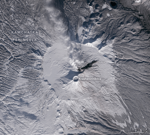 Image satellite du volcan Krasheninnikova dans la péninsule du Kamtchatka, montrant une éruption avec un panache de cendres et une coulée de lave sur des pentes enneigées.