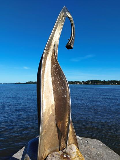 Eine Skulptur in der Schlei, der vordere Teil ist abgeknickt. Was sie genau darstellt, kann ich nicht sagen.