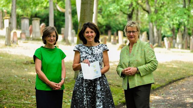 Das Bild zeigt die Antisemitismusbeauftragte von Rheinland-Pfalz, Monika Fuhr (links im Bild) und Nordrhein-Westfalen, Sylvia Löhrmann (rechts im Bild)