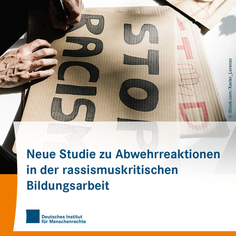 Sharepic mit einem Foto in der oberen Bildhälfte, auf dem ein liegendes Schild zu sehen ist, auf dem "Stop Racism" steht. Ein Paar Hände arbeitet an dem Schild. Ganz unten links ist das Logo des Deutschen Instituts für Menschenrechte zu sehen, über dem Text steht:
Neue Studie zu Abwehrreaktionen in der rassismuskritischen Bildungsarbeit