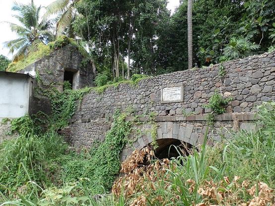 Aqueduc et réservoir de Petite Guinée à #BasseTerre (#Guadeloupe) L'aqueduc et le réservoir, sis près du chemin de Petite Guinée, en franchissement de la ravine du Lion, sont des vestiges d'un réseau d'adductio...
Suite 👉 https://monumentum.fr/monument-historique/pa97100013/basse-terre-aqueduc-et-reservoir-de-petite-guinee
#Patrimoine #MonumentHistorique
Photo CC-BY-SA 4.0 : Aristoi
