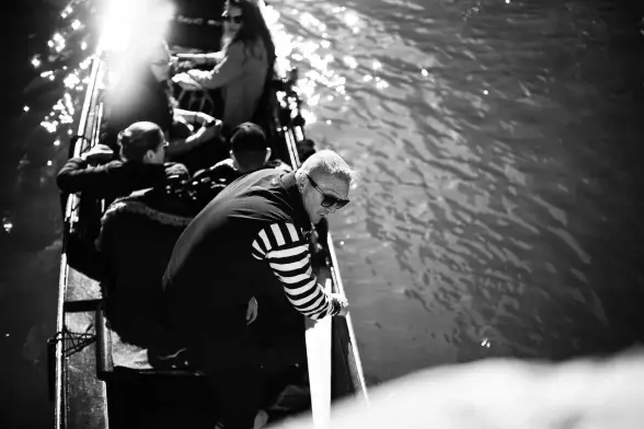 A gondola driver shot from above