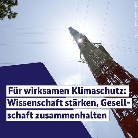 Ein Messturm im Gegenlicht, umgeben von Stromleitungen. Darunter steht in weißer Schrift auf blauem Hintergrund: "Für wirksamen Klimaschutz: Wissenschaft stärken, Gesellschaft zusammenhalten."