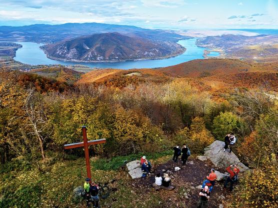 View of the danube bend from the observation tower predikaloszek, plus hikers unter the tower, hungary