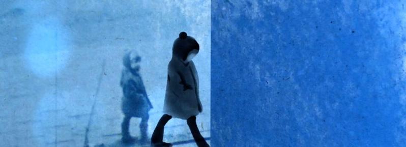 Een abstracte tekening in verschillende kleuren blauw waarop twee kinderen te herkennen zijn.