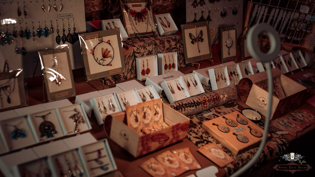 Une prise de vue sur mon stand avec une flopée de Fées que je fabrique artisanalement. Il y a des bijoux, des suspensions, avec une lumière douce.