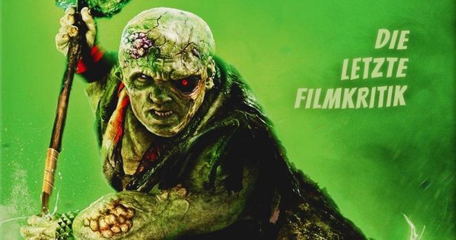Poster von The Toxic Avenger mit Zepter schwingendem Mutant in grünlichen Tönen gehalten. Cover des Podcasts "Die Letzte Filmkritik" über das Remake des Troma-Kultfilms von 1984.