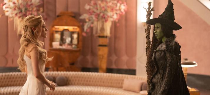 Ariana Grande como Glinda y Cynthia Erivo como Elphaba en 'WICKED Parte II'. / Universal Pictures / Giles Keyte/Universal Pictures