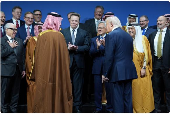 Source of the screenshot: https://www.nau.ch/news/amerika/musk-stellte-bei-trump-brisante-saudi-frage-67067298
A larger section of the same photo shows 18 very wealthy, white men surrounding Musk.