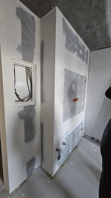 Ein Blick auf die Innenwand eines Apartments, in das noch die Küche und der Stromkasten an der Stelle eingebaut werden wird.