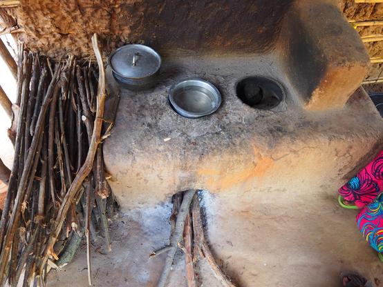 Verbesserte Kochherde in Tansania „Do-it-Yourself“, mit lokalen Materialien aus Lehm, Ziegeln und Rohren, Übergang zu saubererem Kochen durch einen Kamin und ordnungsgemäße Verbrennung von trockenem Holz in einer Kammer unter kontrollierter Luftzufuhr (wir haben eine zusätzliche Luftzufuhr hinzugefügt). Das Bild kann für redaktionelle Zwecke unter Angabe der Quelle verwendet werden: © G. Uckert / Trans-SEC.