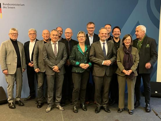 Das Bild zeigt die Antisemitismusbeauftragten der Länder mit dem Bundesbeauftragten