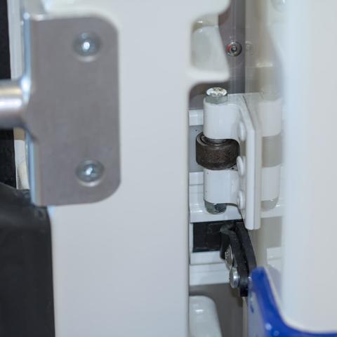 Führung der Schiebetür an der Schiebetür eines Rettungswagens.