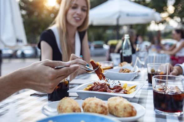 Clientes probando comida española en un bar en una imagen de archivo. (JOSEP SURIA (Getty Images))
