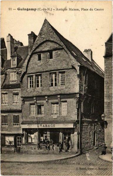 Guingamp - Antique Maison Place du Centre à #Guingamp (#CôtesDArmor)  #CartePostaleAncienne 👉 https://cartorum.fr/carte-postale/224158/guingamp-guingamp-antique-maison-place-du-centre