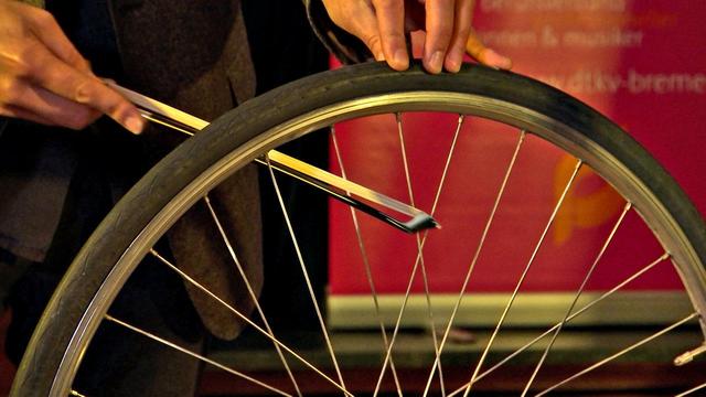 Ein Geigenbogen lässt Radspeichen zum Instrument werden.