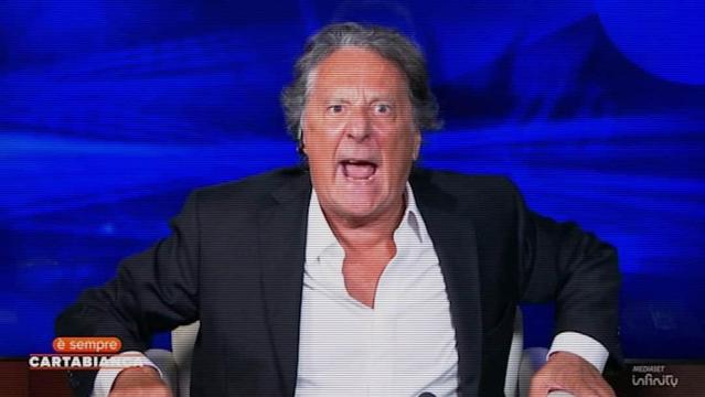 Nella fotografia, Enzo Iacchetti ospite durante una puntata di "È sempre Cartabianca".