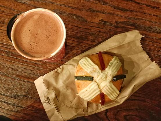 a photo of a glass of chocolate with a piece of rosca de reyes magos