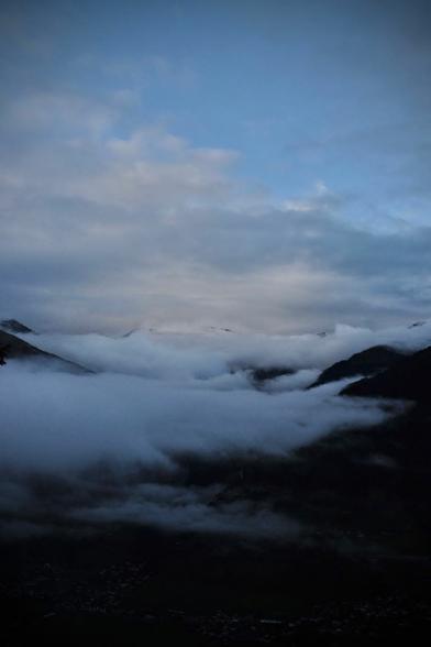 In den Bergen, Nebel, Wolken und etwas blauer Himmel