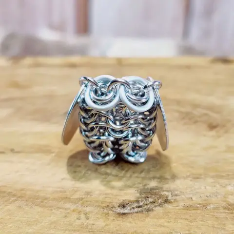 Sorte de petite figure en anneaux, représentant une chouette.