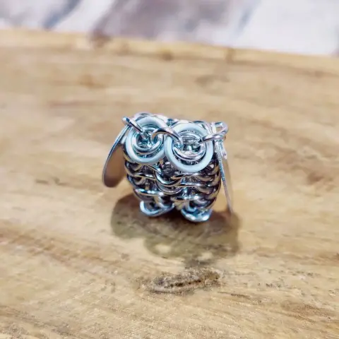 Même figurine, avec un angle de photo légèrement différent.