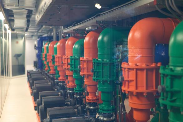 Super Large watercooling pipes and pumps. Colour coded, red probably means hot, green is the intake. Doesn't need "cool" water - just need a small differential to pull heat - so I think the loop is actually pretty hot (a little lower than cpu temp)